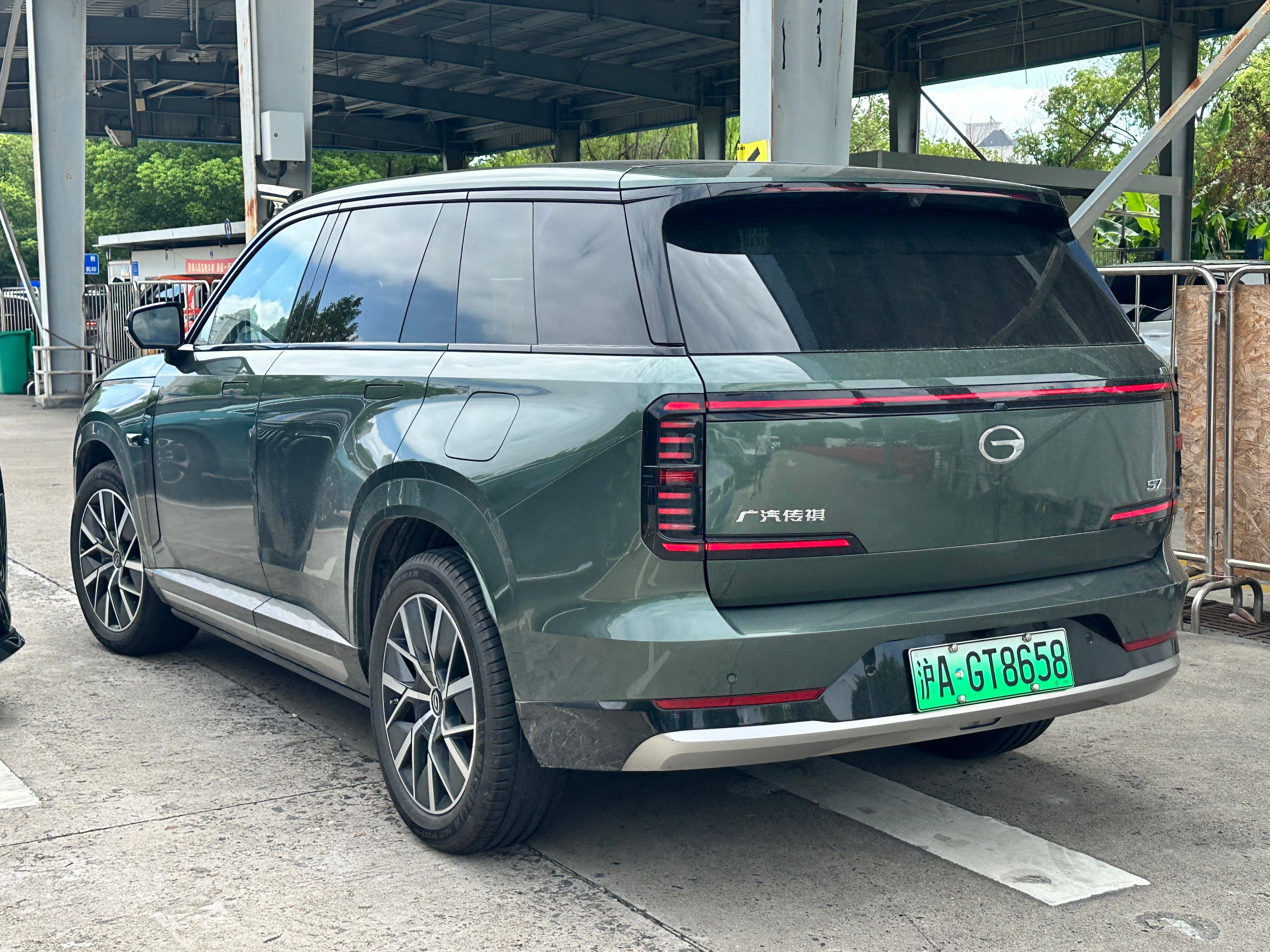 GAC S7, вид спереди и сбоку