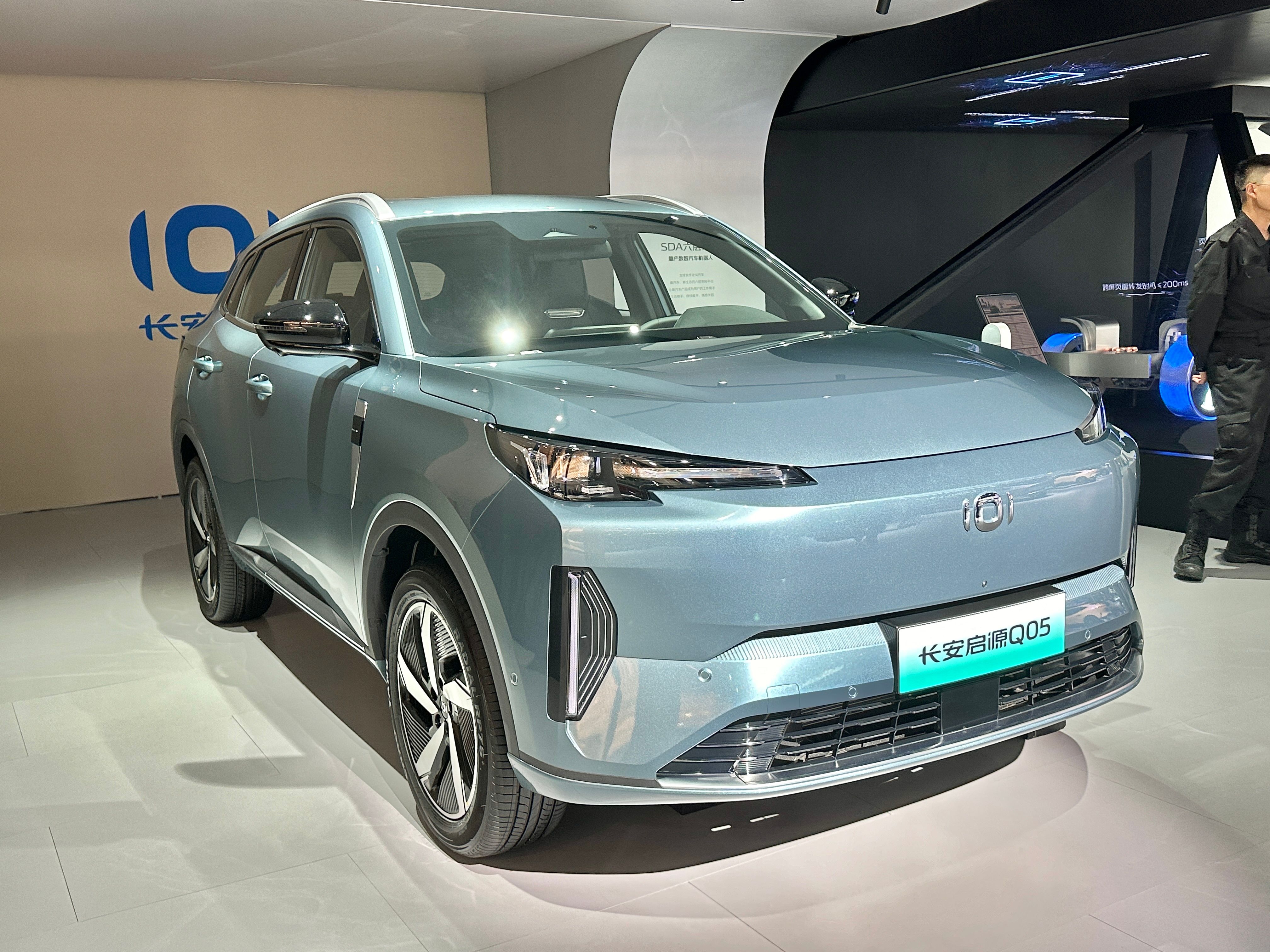 Changan Qiyuan Q05 PHEV первого поколения, вид спереди и сбоку