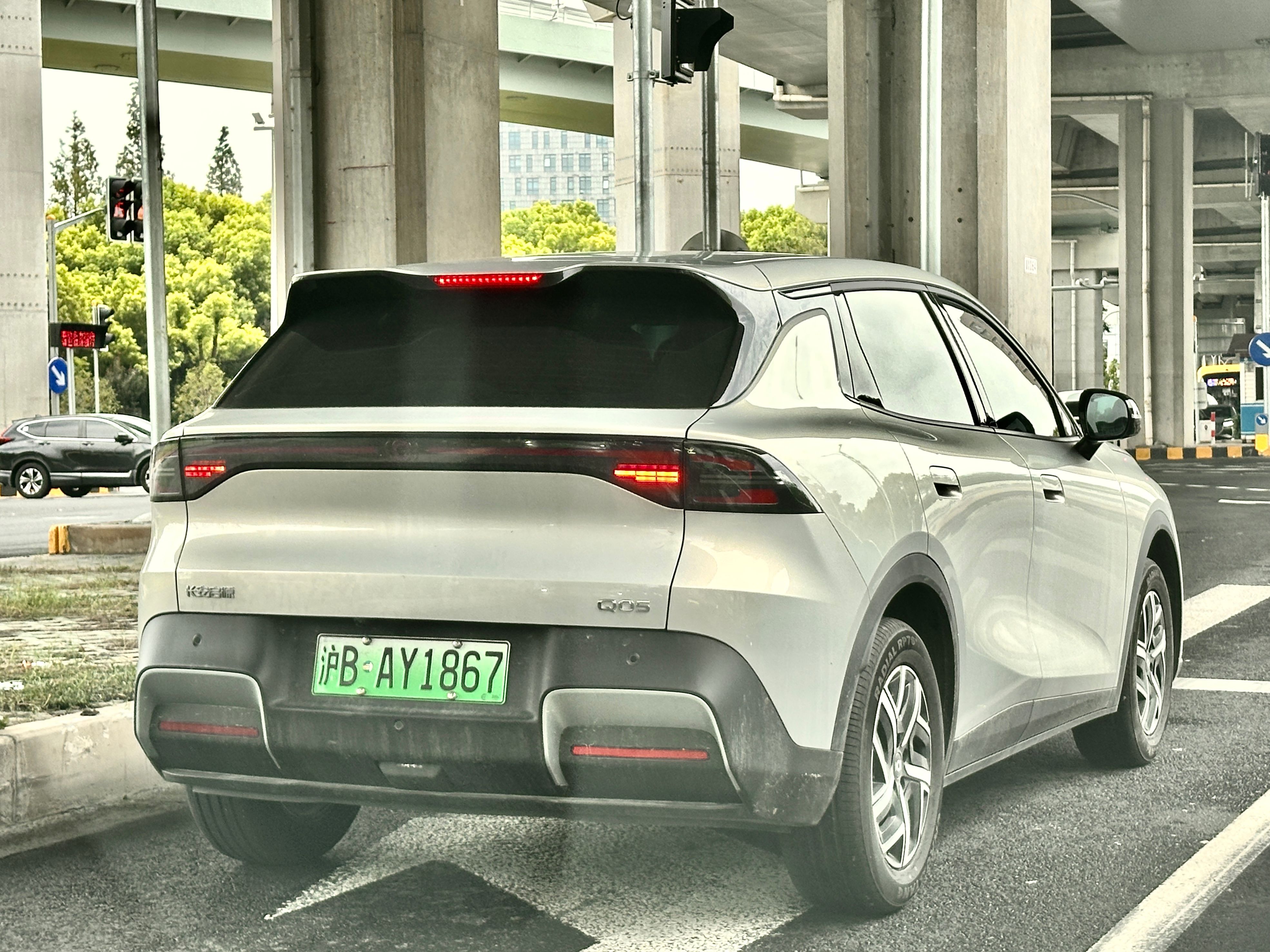 Changan Qiyuan Q05 BEV второго поколения, вид спереди и сбоку
