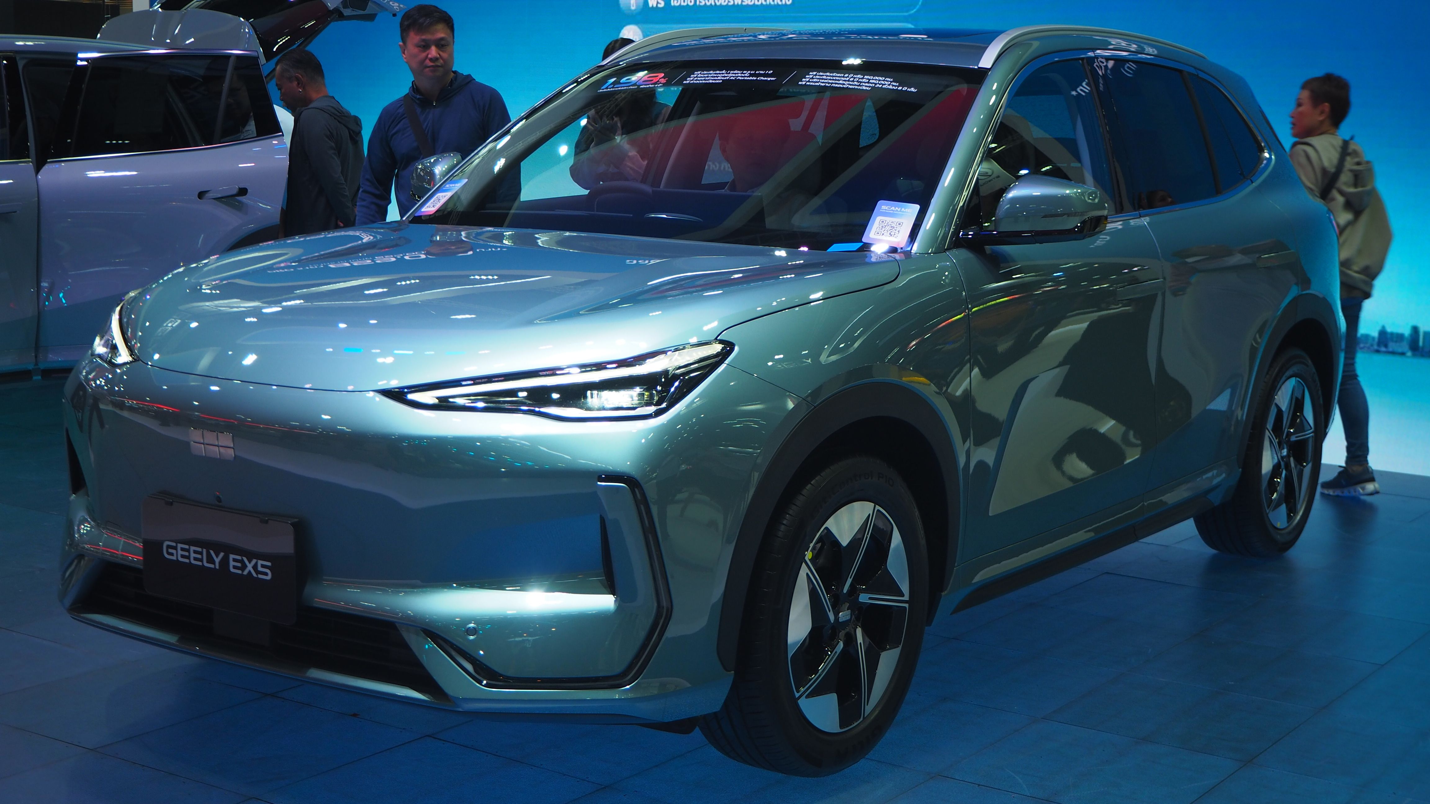Geely EX5 Max, вид спереди и сбоку
