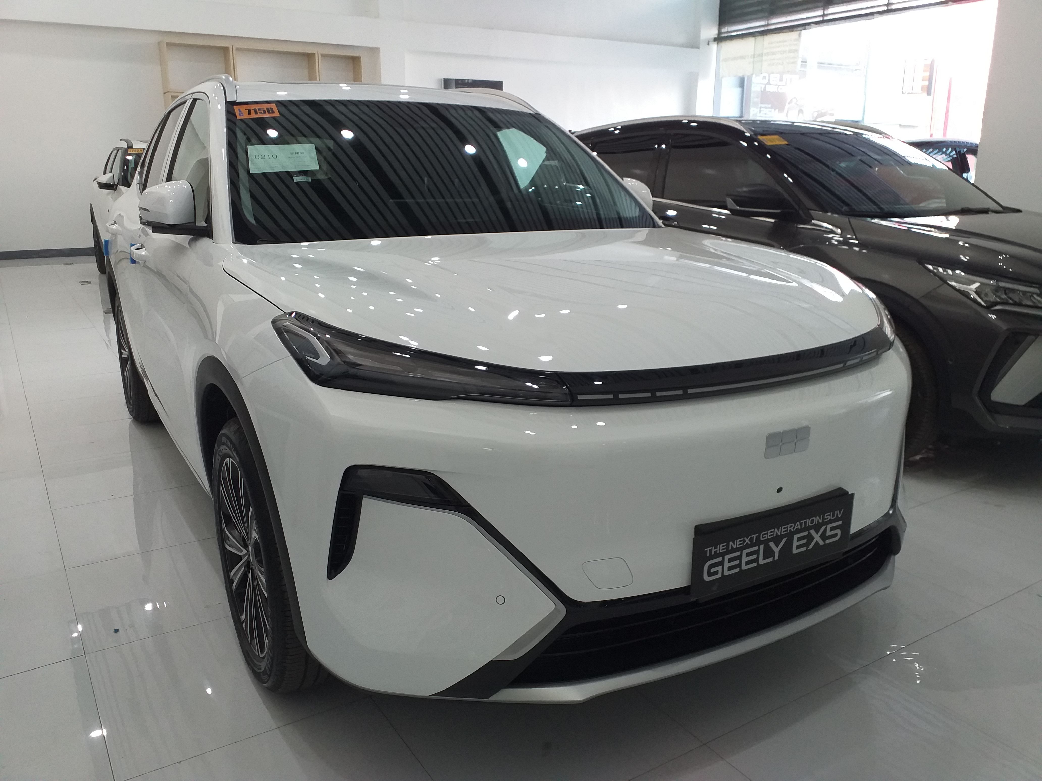 Geely EX5 EM-i Max, вид спереди и сбоку